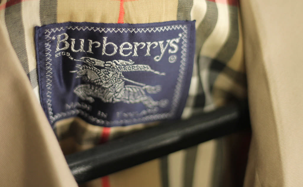 Etiqueta Burberrys cosida en el forro de cuadros de una gabardina