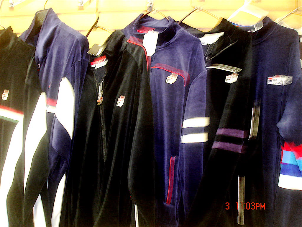 Chaquetas de chándal Fila vintage colgadas en un perchero