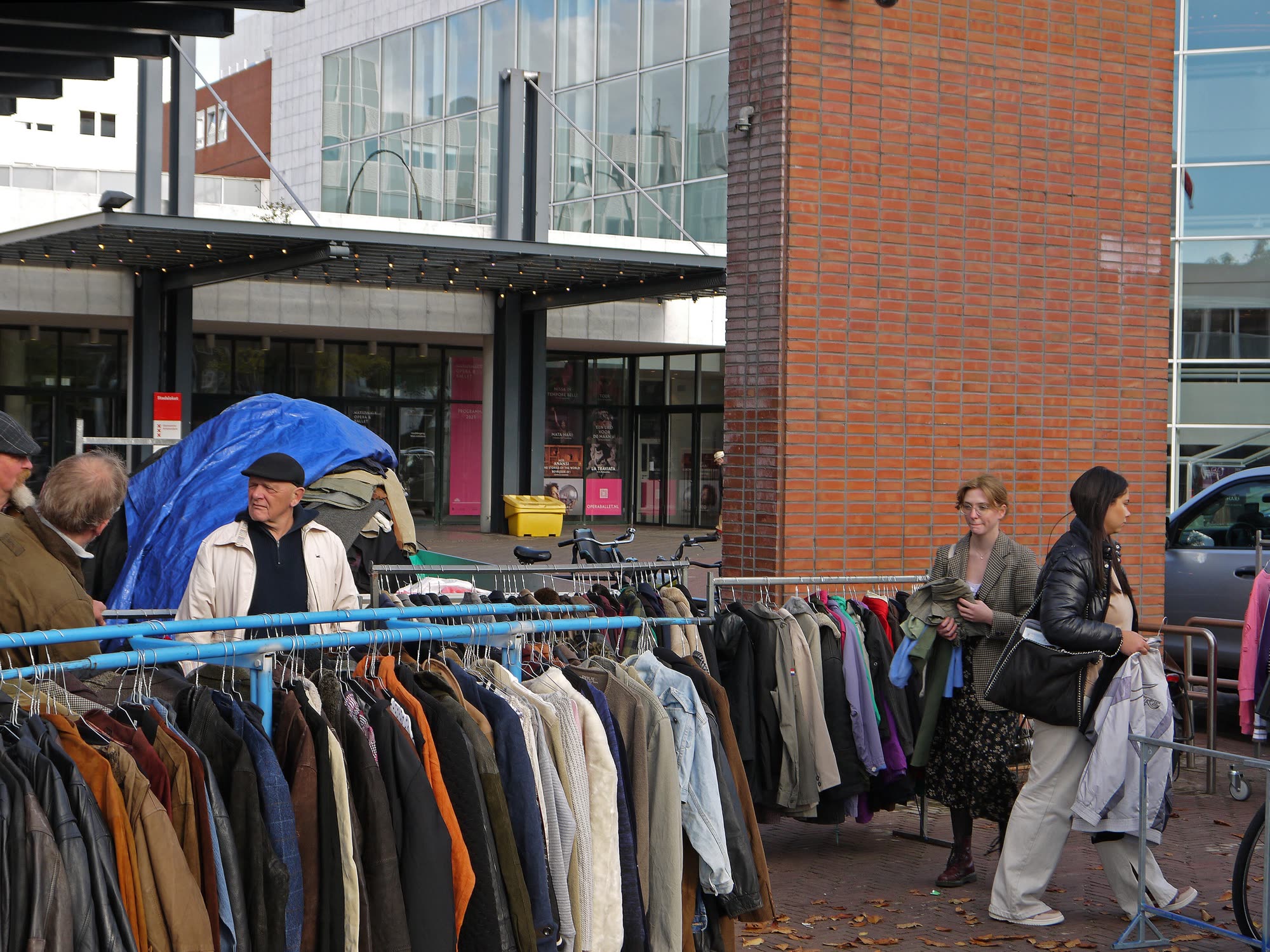 Puesto de ropa de segunda mano en el mercadillo de Waterlooplein, Ámsterdam